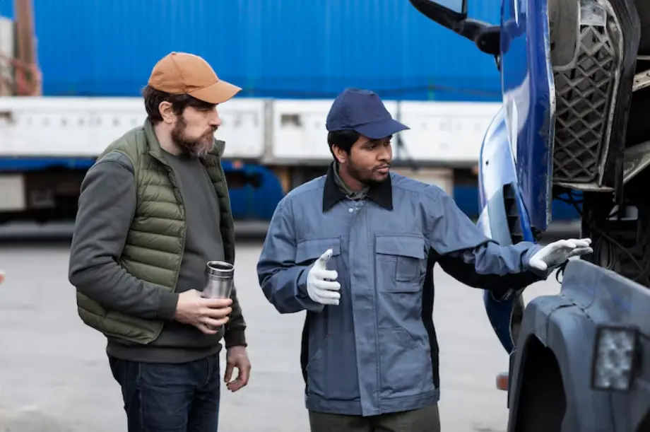 Técnicos supervisando la mantención de una flota de camionetas corporativas en la Región Metropolitana.