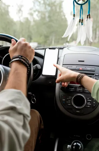 Vista del tablero de un auto con GPS activo, ilustrando el servicio de chofer para traslados desde Santiago hacia otras ciudades y el sur de Chile.